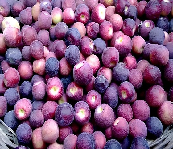 A woven basket filled with juicy gromias